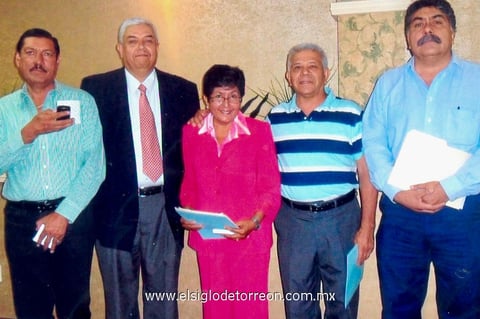 Tomás I. de la Rosa, Humberto de la Rosa, María Luisa Ramírez, Raúl de la Cruz Carreón y Javier O. Candelas, recibieron reconocimiento de 30 y 40 años de servicio docente.