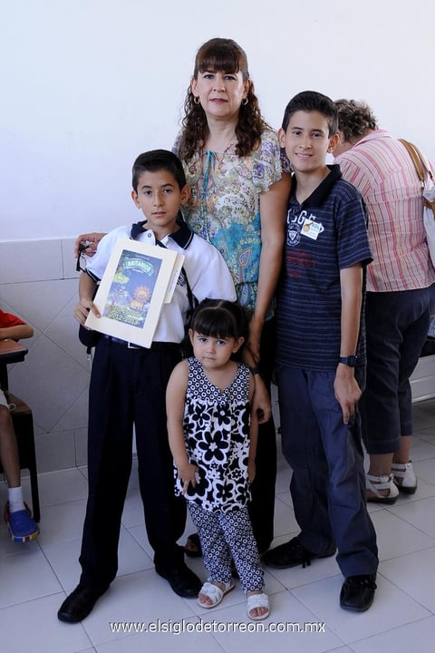 Gilberto,  Mónica, Manuel y Mónica.
