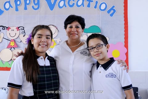 Valeria,  Miss Raquel y Napoleón.