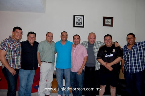 ONOMáSTICO.  Jorge, Alfonso, Ricardo, Raymundo, Gerardo, Rafael, Luis Felipe y Arturo en el cumpleaños de Gerardo Sepúlveda.