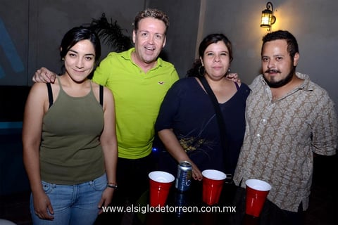 FIESTA DE CUMPLE.  Maribel, Chava, Gina y Joe.