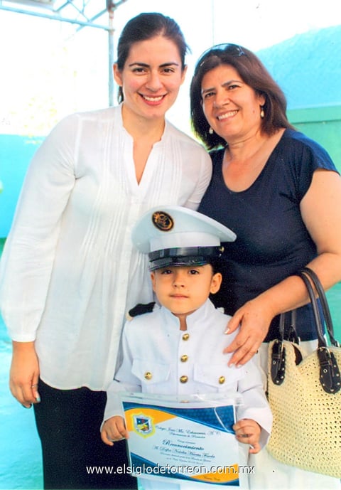 NIñA  Natalia Huerta Favela con su mamá Wendy y su abuelita Fátima en un festejo de bandas de guerra de kínder.