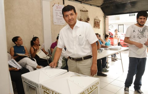 El candidato del PRD en Lerdo, Héctor Alvarado ejerció su sufragio.