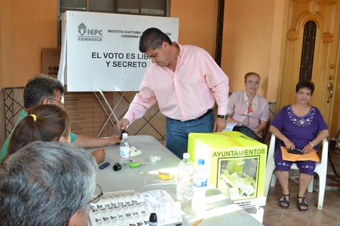 Miguel Ángel Riquelme Solis, candidato del PRI a la alcaldía de Torreón, acudió a votar en el fraccionamiento Santa Elena.