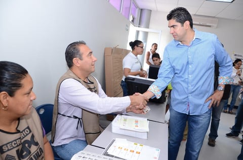En punto de las 9:45 de la mañana emitió su voto el candidato por el PAN a la alcaldía de Torreón Chuy de León.