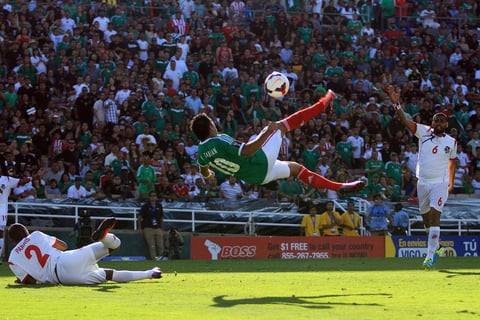 Después los mexicanos consiguieron imponer algún dominio, con el balón mayor tiempo en terreno de los panameños, quienes se defendieron con orden y destruyeron lo poco bien organizado que crearon los tricolores. (Jam Media)