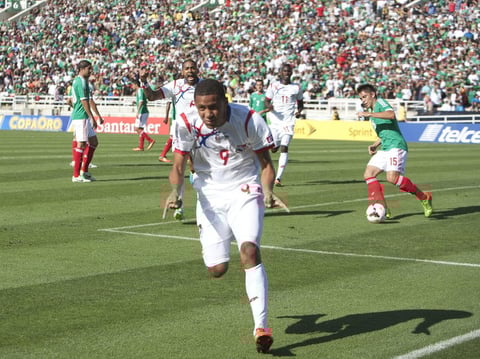 El delantero Raúl Jiménez bajó hasta el área a defender, tanto que cometió falta sobre Alberto Quintero para tiro penal, que ejecutó bien Gabriel Torres, pegado al palo izquierdo para el 1-0 al minuto siete. (EFE)