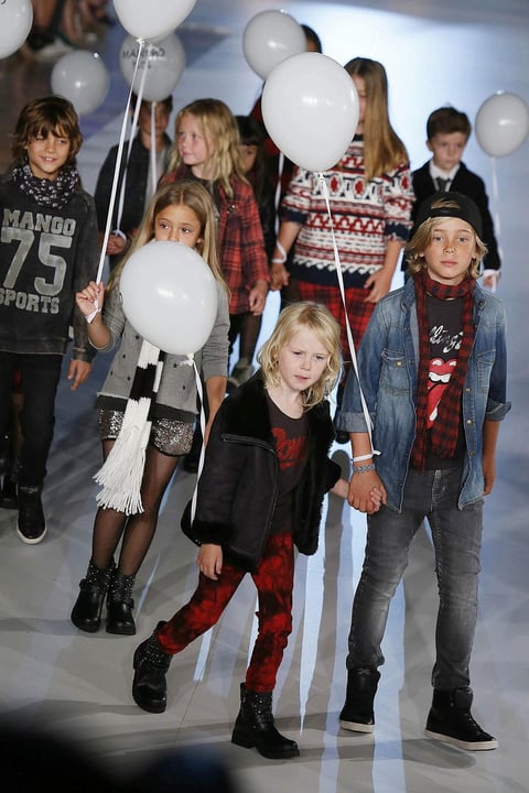 Un grupo de niños desfiló con creaciones de Mango en el desfile inaugural del evento.