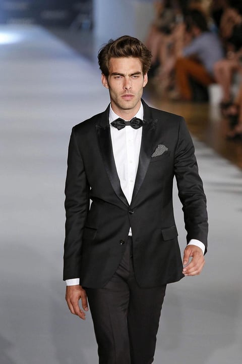 El reconocido modelo español Jon Kortajarena engalanó en desfile inaugural del 080 Barcelona Fashion.