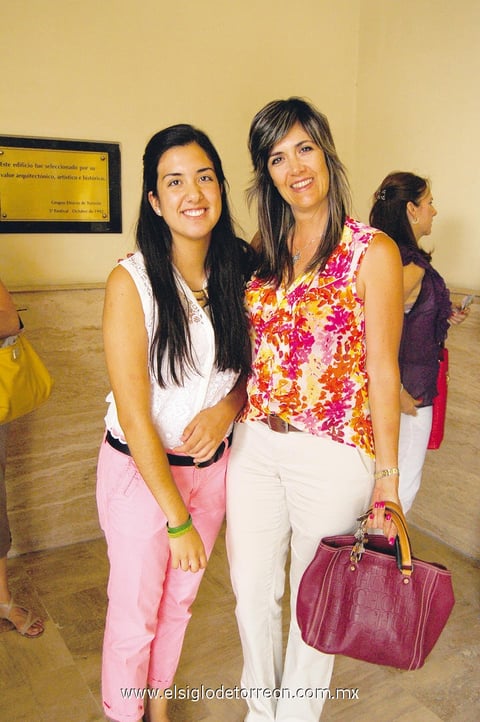 09072013 ASISTEN A FESTIVAL.  Pamela y Cristy.