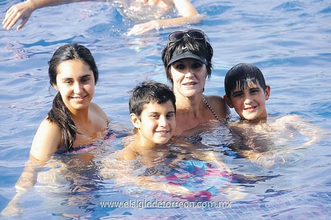REGINA,  Cecilia, Fernando y Javier.