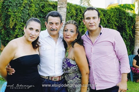 LA FESTEJADA  celebrando con sus hijos: Karla de Tafoya y Navuco Córdova y su esposo Claudio Córdova López.