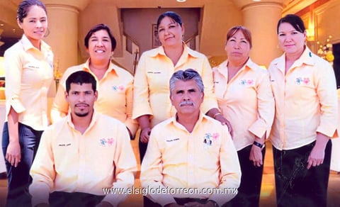 PERSONAL  de una Escuela Primaria de El Vergelito, Durango, en reciente celebración.