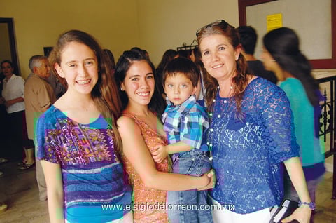FELICES.  Ximena, Daniela, Mateo y Silvia.