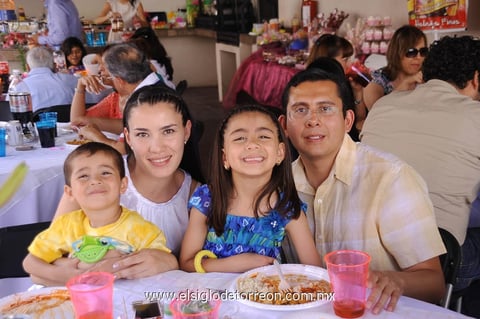 Fernando,  Ángela, Moisés y Ángela.