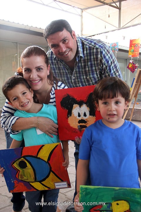 Bernie lució feliz en la exposición final de su clase de pintura.