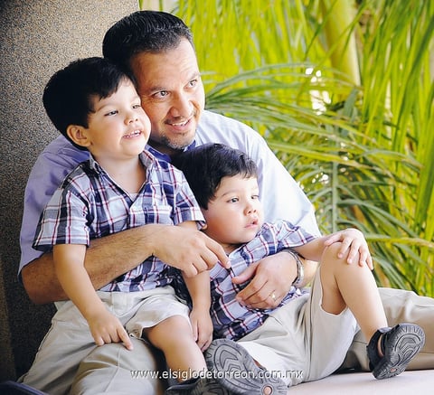 Ramón Alberto Sánchez Bujama con sus gemelos Sebastián y Santiago Sánchez Ortega.