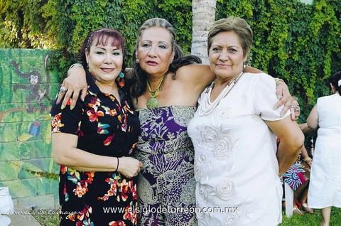Rosalinda acompañada de sus comadres Mireya Chavarría y Margarita Olivares.