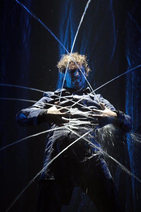 La compañía argentina Ojalá, trae a México la magia del teatro con la puesta Hombre Vertiente.