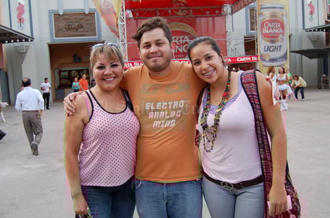 13072013 EN EL BéISBOL.  Victoria, Reymon y Adria.