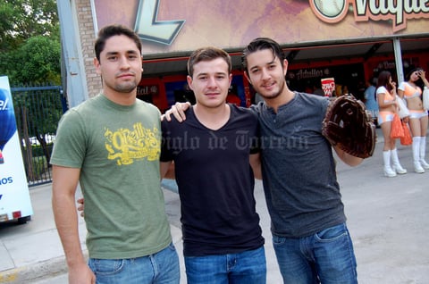 10072013 EN EL BEISBOL.  Carlos, Japo y Luis.