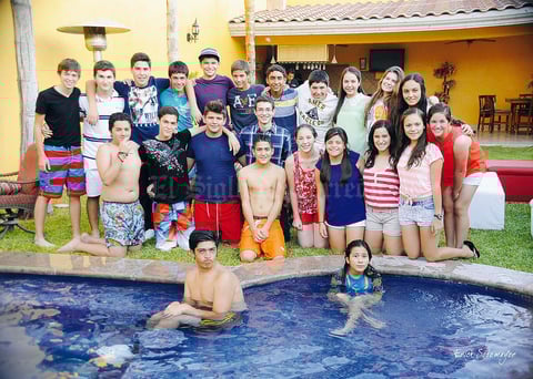 VíCTOR  y Diego con un grupo de invitados a la divertida albercada.