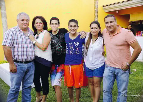 VíCTOR  Medrano y Diego Villarreal festejando sus cumpleaños acompañados de sus padres.- Erick Sotomayor Fotografía