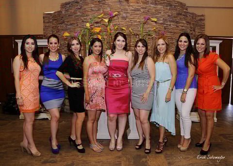 VERóNICA  con un grupo de invitadas a su fiesta prenupcial que acudieron a felicitarla por su próximo matrimonio con el Sr. José Mario Mejía Ceceña Trasfí.