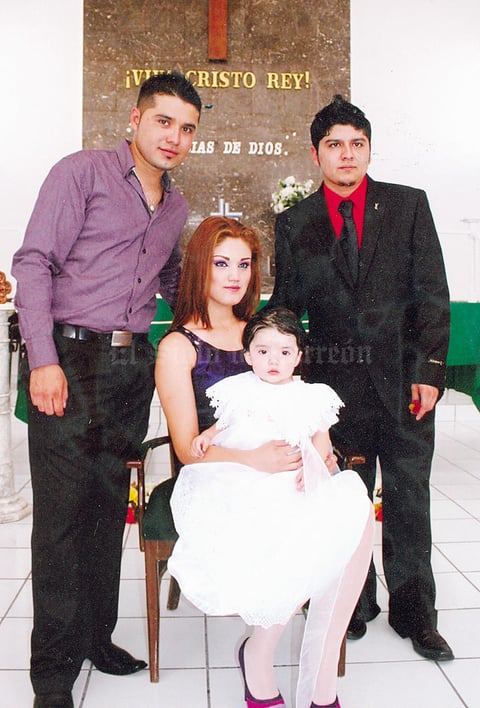 Mónica Elizabeth recibió las aguas bautismales en presencia de sus padres: Mario Alberto Castañeda Valdez y Jennifer Puentes Flores, siendo sus padrinos de bautizo: Pedro Castañeda Valdez y Lorena Castañeda Soto.