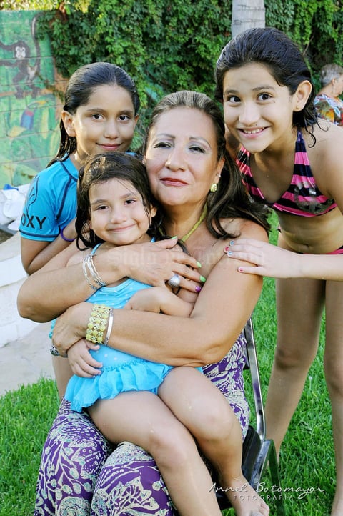 Rosalinda  Aparicio de Córdova acompañada de sus nietas.