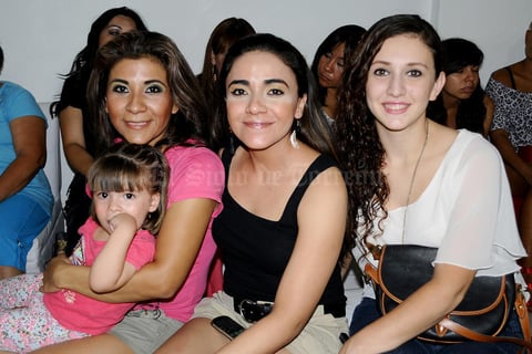 Diana Salazar,  Rocío y Carolina Ocaña.
