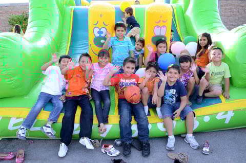 César Salinas Mercado cumplió 8 años de vida, lo acompañan sus primos y amiguitos.