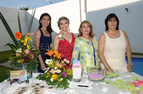 SE CASA EN BREVE.  Diana Gabriela Saldívar Ortiz el día de su despedida de soltera. La acompañan Socorro Ortiz, Lourdes Ortiz y Elena Saldívar.