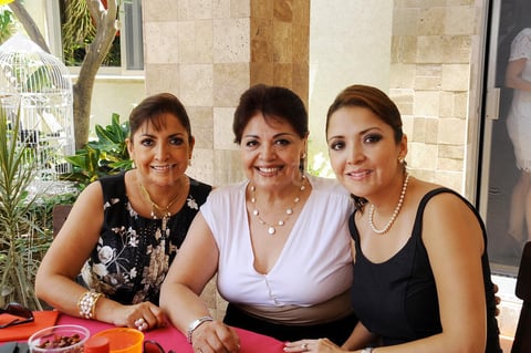 Estela,  María Luisa y Alejandra.
