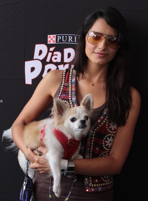 La actriz Aislinn Derbez comentó que estaba muy contenta de festejar a su perrito, su gran compañero de vida.