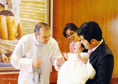 Ana  Sofía recibió la bendición de manos del Prbro. Carlos Martínez Sada, acompañada de sus papás Sr. Sergio Antonio García Hernández y Sra. Hilda Margarita Ortiz Rangel.