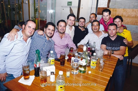 Carlos en compañía de sus amistades festejando su cumpleaños.