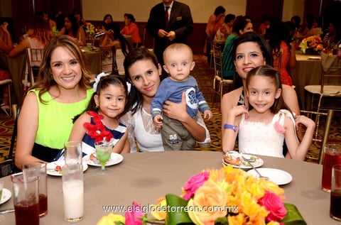 Alejandra,  Elsie, Paulina, Santiago, Naima y Anahí.
