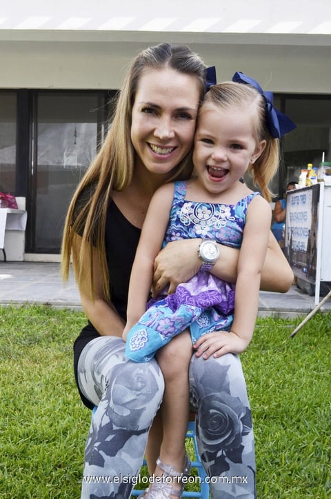 Claudia  y Eva Carrillo.