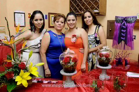 Érika Janett  Ochoa Pantoja con las organizadoras.
