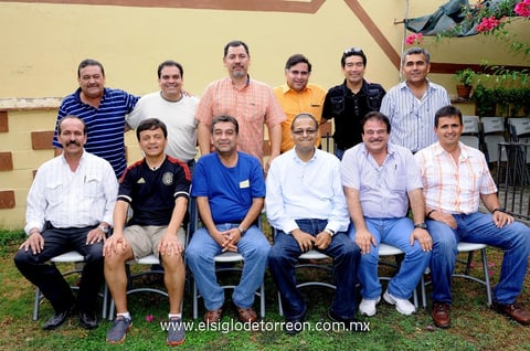 Héctor, Octavio, Lalo, Juan Carlos y Luis con sus invitados.