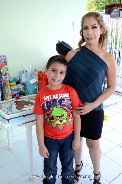 César Salinas Mercado con su mamá Laura Mercado.