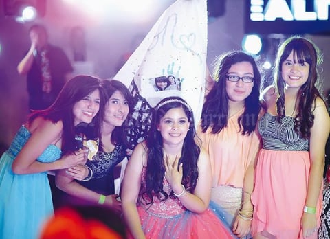 Allison con sus amigas.