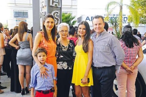 En familia. Javier, Verónica, Silvia, Sofa y Javier.