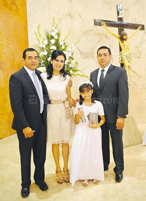 Andrea con sus papás, Pepe y Susy Baldera, y su padrino.