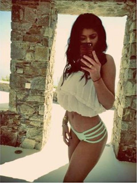 Siguiendo los pasos de su hermana Kim Kardashian, quien continuamente es el foco de atención, Kylie Jenner ha encendido las redes sociales tras compartir una foto suya en traje de baño.