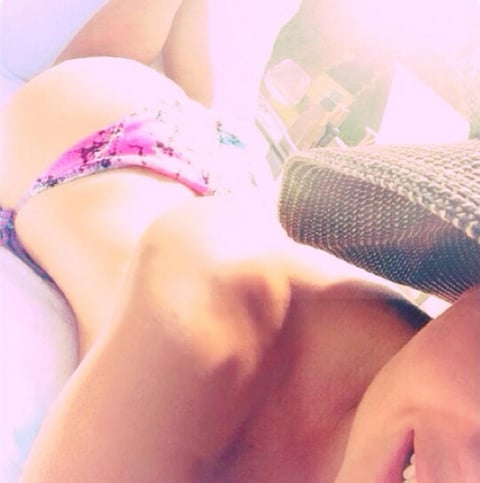 Thalía posó “a la Sofía Vergara” en una fotografía que compartió por medio de su cuenta de Instagram donde aparece recostada tomando el sol en un diminuto bikini rosa resaltando su espectacular figura.