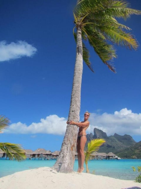 La conductora de tv Heidi Klum volvió a sorprender en redes sociales con una imagen en la que aparece con muy poca ropa. "Último día en el paraíso, amo Bora Bora", escribió la ex modelo alemana para acompañar una imagen en la que aparece de pie junto a una palmera, portando únicamente la parte baja de su bikini.