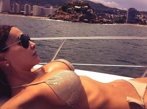 "El Bombón Asesino" publicó dos fotografías en Instagram en las que aparece relajada tomando el sol en un yate portando un diminuto bikini color beige.