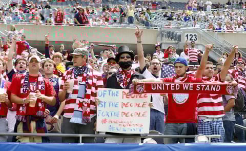 Aficionados de Estados Unidos se dieron cita en el Soldier Field de Chicago para apoyar a su selección.